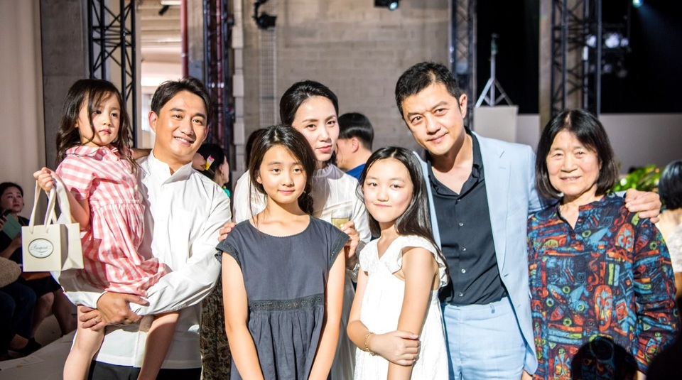 Con gái Vương Phi tự tin sải bước trên sàn diễn thời trang - 18
Những ngôi sao nổi tiếng của làng giải trí Hoa ngữ chụp ảnh kỷ niệm cùng các con sau show diễn thành công.