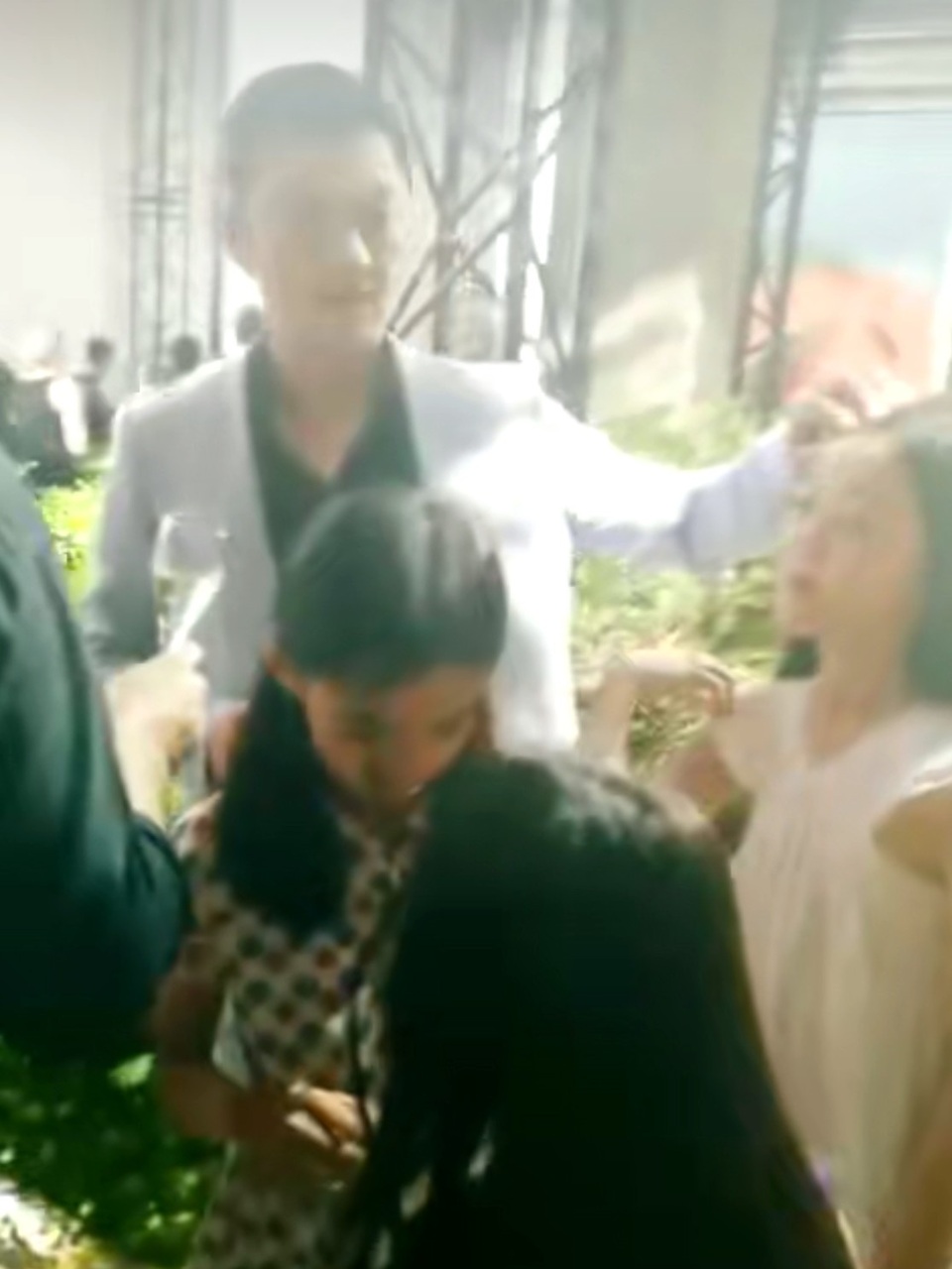 Con gái Vương Phi tự tin sải bước trên sàn diễn thời trang - 17
Lý Á Bằng không có ý định đi bước nữa vì muốn tập trung chăm sóc và yêu thương cô con gái Li Wei.