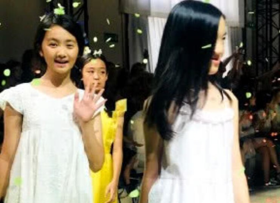 Con gái Vương Phi tự tin sải bước trên sàn diễn thời trang - 7
Trong show diễn này còn có sự tham gia của con gái nam diễn viên Huỳnh Lỗi, một ngôi sao hạng A khác của làng giải trí Hoa ngữ.