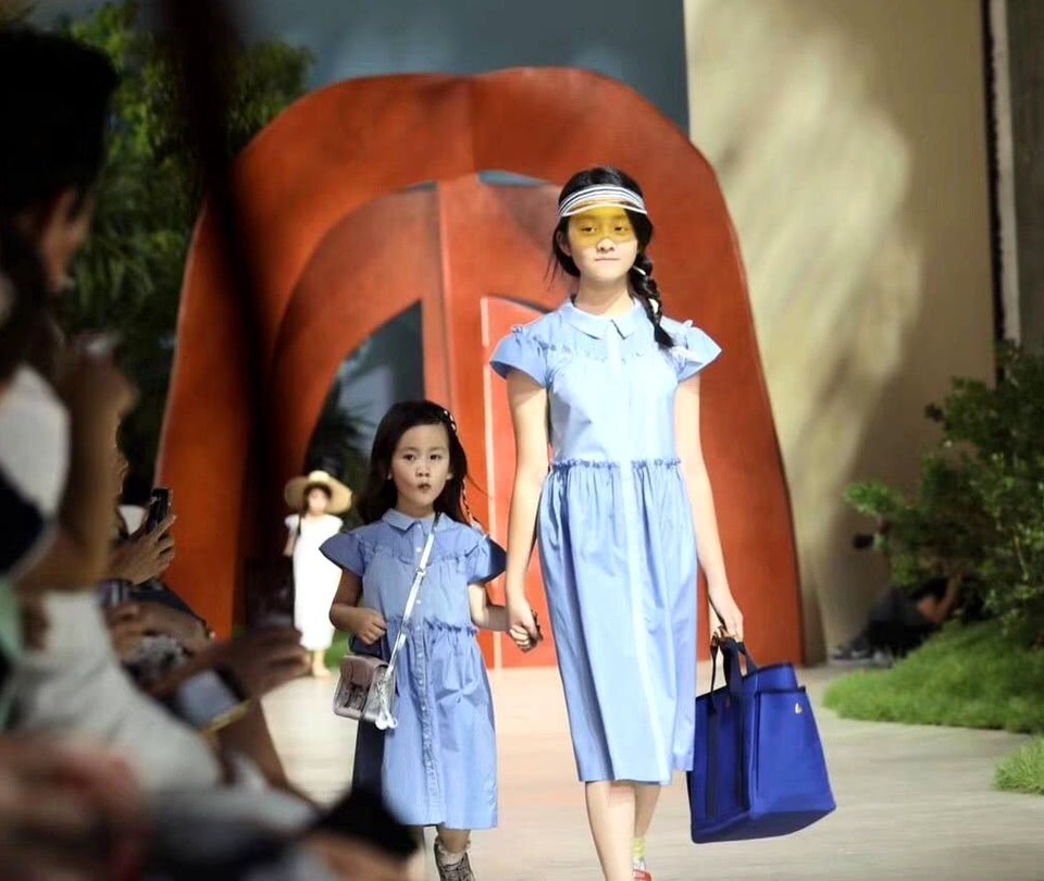 Con gái Vương Phi tự tin sải bước trên sàn diễn thời trang - 14
Hai cô bé trình diễn trong sự cổ vũ của cha mẹ dưới hàng ghế khán giả.