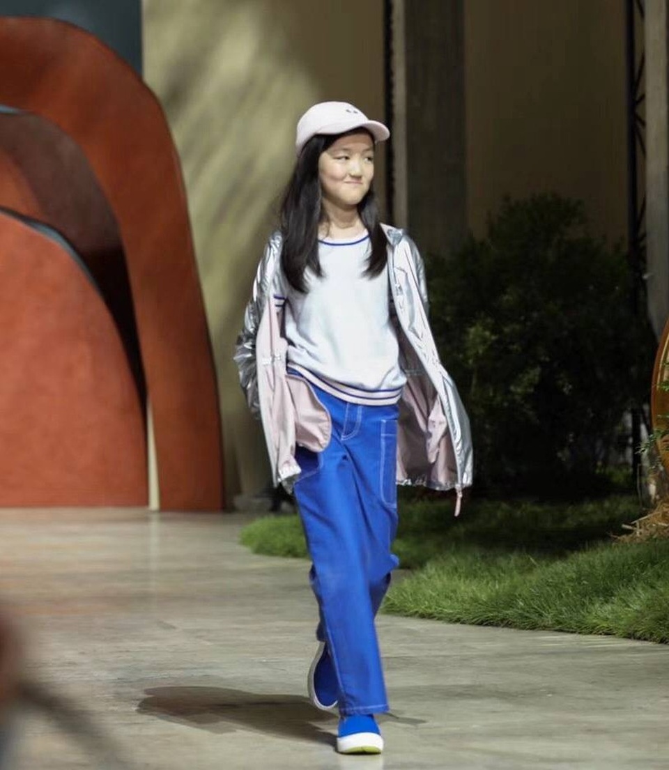 Con gái Vương Phi tự tin sải bước trên sàn diễn thời trang - 4
Con gái Vương Phi được nhận xét càng lớn càng giống mẹ ruột. Cô bé 12 tuổi cao, gầy và có nụ cười giống mẹ ruột. Li Wei sống với cha ruột sau khi cha mẹ ly dị vào năm 2013. Thỉnh thoảng, Li Wei lại đoàn tụ hoặc đi du lịch cùng mẹ ruột, Vương Phi.