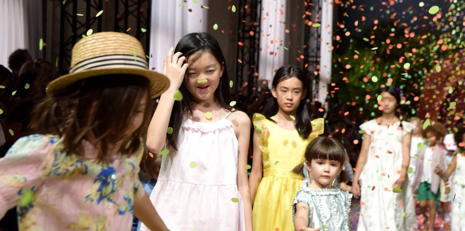 Con gái Vương Phi tự tin sải bước trên sàn diễn thời trang - 5
Cô con gái của Lý Á Bằng rất bạo dạn, tự tin và có phong cách cuốn hút. Cô bé cũng sớm bộc lộ năng khiếu diễn xuất và chơi nhạc cụ.