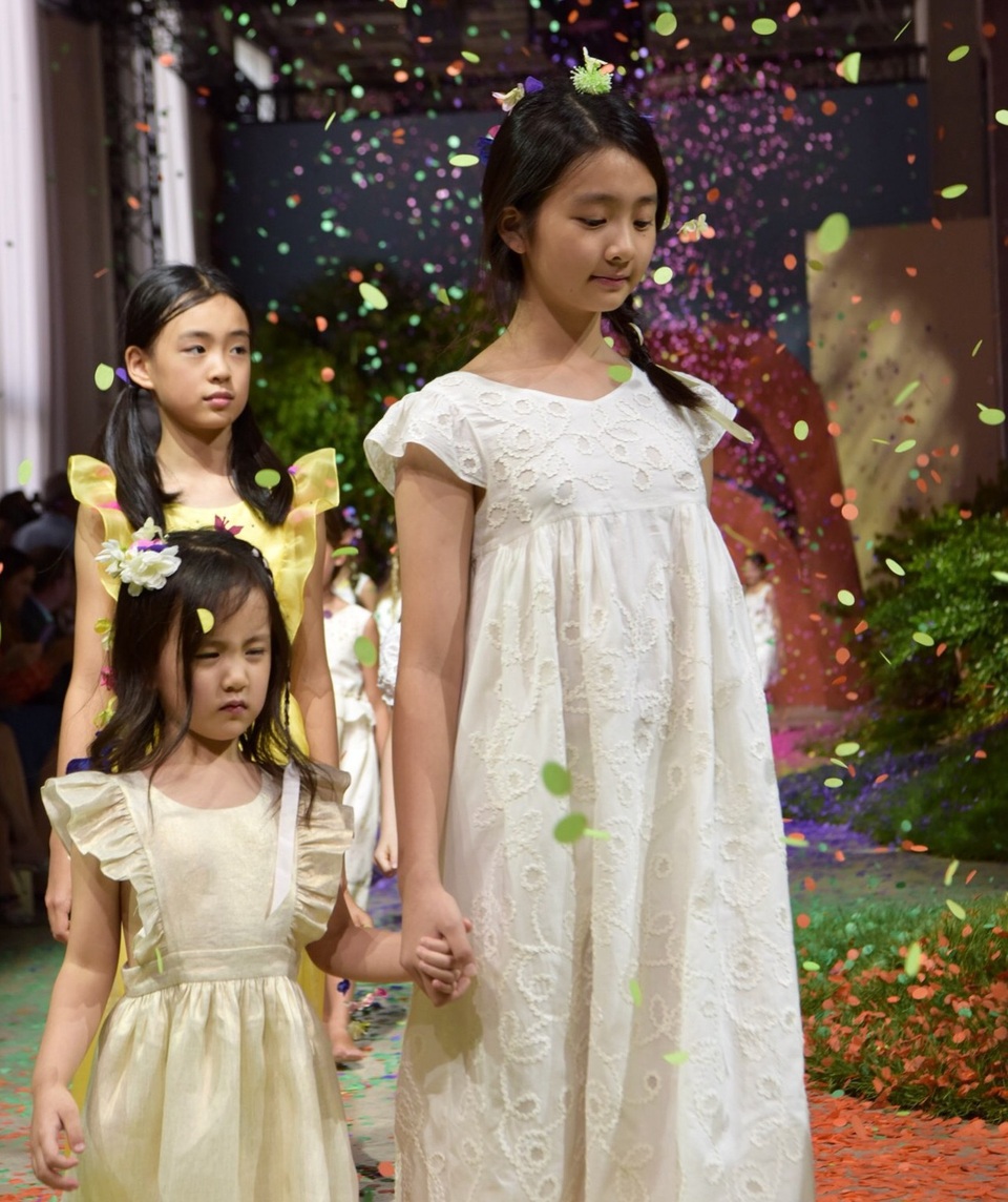 Con gái Vương Phi tự tin sải bước trên sàn diễn thời trang - 10 Con gái Vương Phi tự tin sải bước trên sàn diễn thời trang - 10