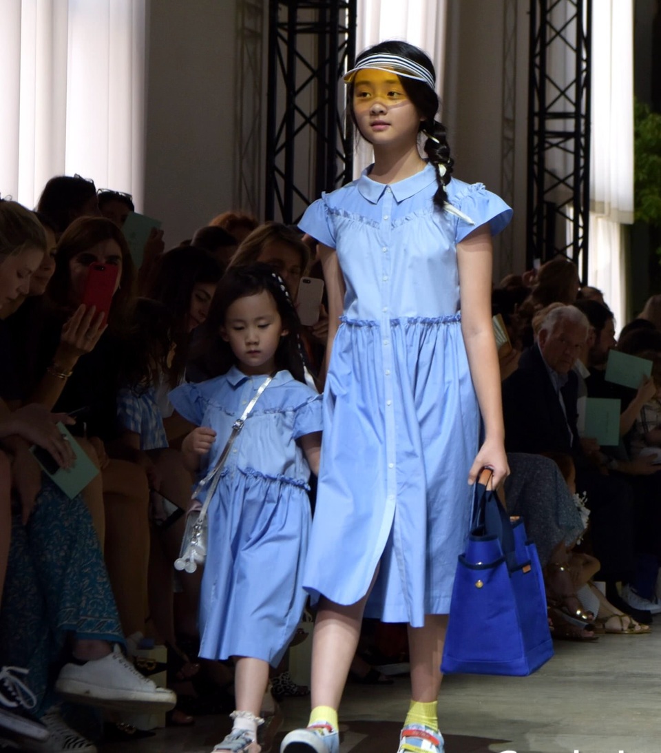 Con gái Vương Phi tự tin sải bước trên sàn diễn thời trang - 13 Con gái Vương Phi tự tin sải bước trên sàn diễn thời trang - 13