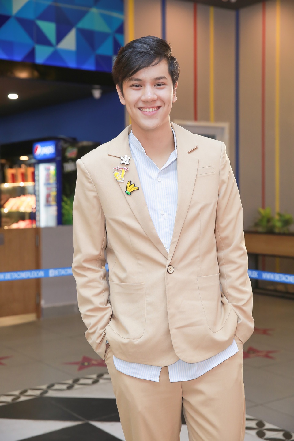 Hà Hương trở lại với phim điện ảnh sau “cơn sốt” của “Nguyệt thảo mai” - 3 Nanon Korapat, diễn viên 17 tuổi của Thái lần đầu dóng phim Việt Nam, anh chia sẻ: Đây là lần đầu tiên tôi nói tiếng Việt trong một bộ phim. Điều đó yêu cầu tôi phải hiểu rõ cảnh mình xuất hiện, nắm rõ tâm lý của nhân vật để thể hiện tốt vai diễn.