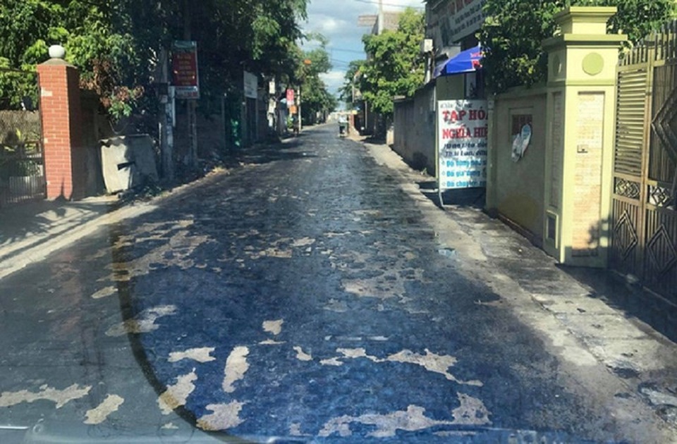 Nắng nóng khủng khiếp, mặt đường chảy nhựa loang lổ - 1 Bề mặt đoạn đường bị chảy nhựa loang lổ. Ảnh: FB