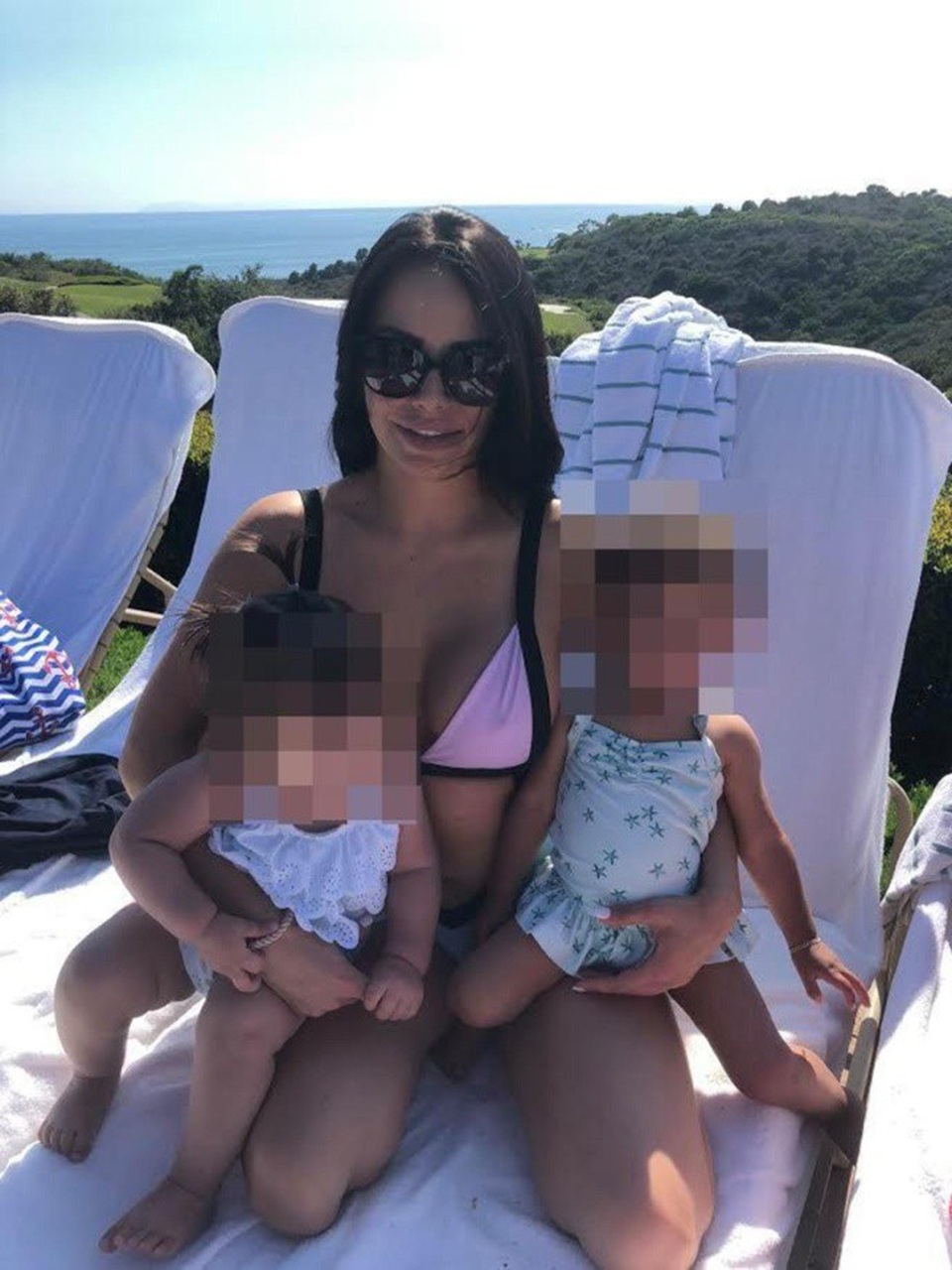 Alice chụp ảnh cùng 2 cháu ngoại