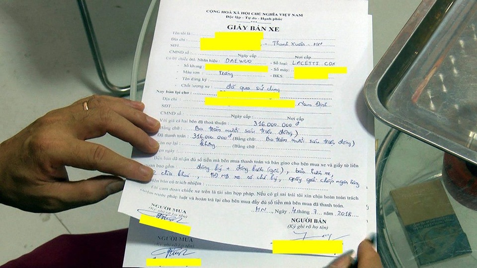 Chiếc xe của một tay cá độ không có khả năng chuộc đã bị tiệm cầm đồ bán cho showroom xe hơi cũ trên phố Cầu Giấy sáng 4/7.