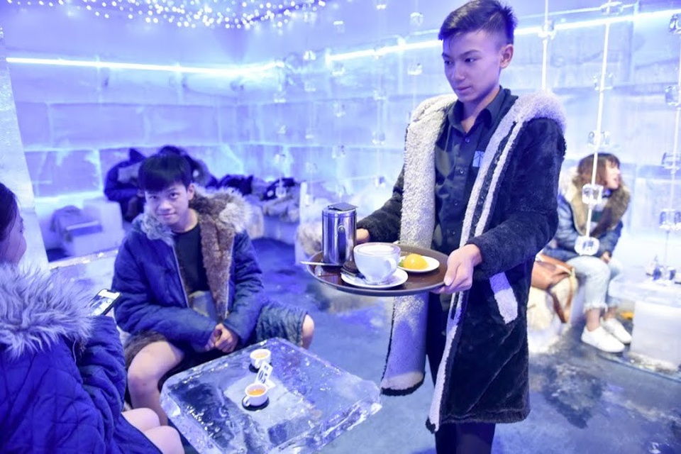 Nắng nóng kinh hoàng: Khách xếp hàng dài vào quán cà phê -10 độ ở Hà Nội - 3 Trong những ngày nắng nóng, trung bình mỗi ngày cửa hàng chỉ Thảo đón khoảng 700 lượt khách, tăng gấp 3-4 lần so với ngày thường. Ảnh: Toàn Vũ