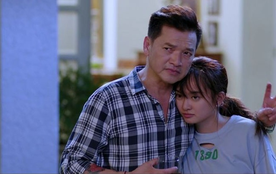 “Mr Cần Trô” Xuân Nghị và những vai phụ “nổi” hơn vai chính trong phim Việt - 3 Quang Minh gây ấn tượng với vai ông bố tâm lý, hài hước trong phim Em chưa 18.