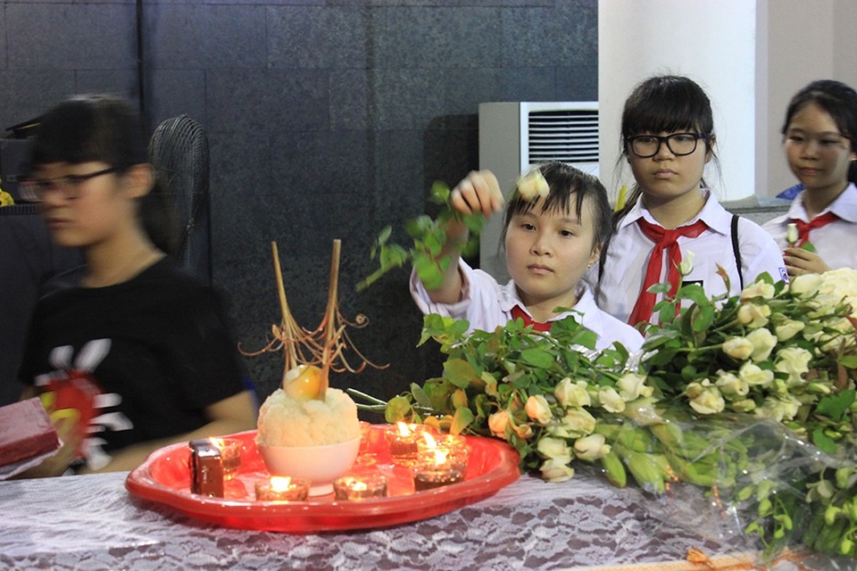 Nhiều người thân cùng bạn bè gia đình bé Vân Nhi đến phúng viếng, nhìn mặt thiên thần nhỏ lần cuối trước khi bé về nơi an nghỉ vĩnh hằng.