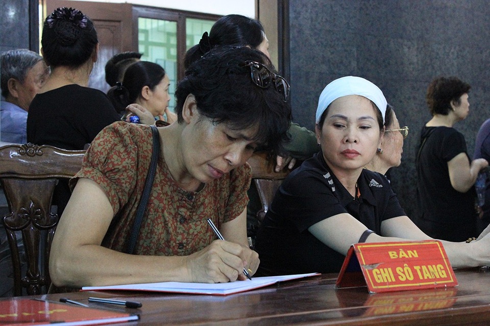 Hàng trăm người tiếc thương tiễn đưa cô bé hiến 2 giác mạc - 15