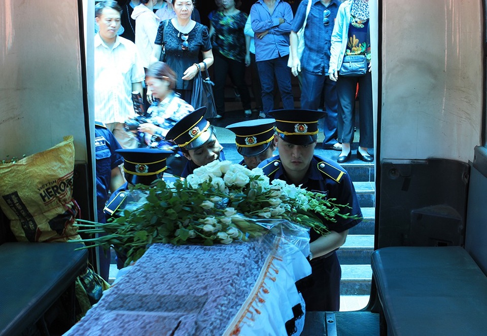 Đúng 12h30 linh cữu được đưa ra xe tiễn đưa bé Vân Nhi về nơi an nghỉ cuối cùng. Em ra đi khi tuổi đời còn quá trẻ nhưng những gì em để lại cho đời đó là cơ hội tìm thấy ánh sáng cho người khác.