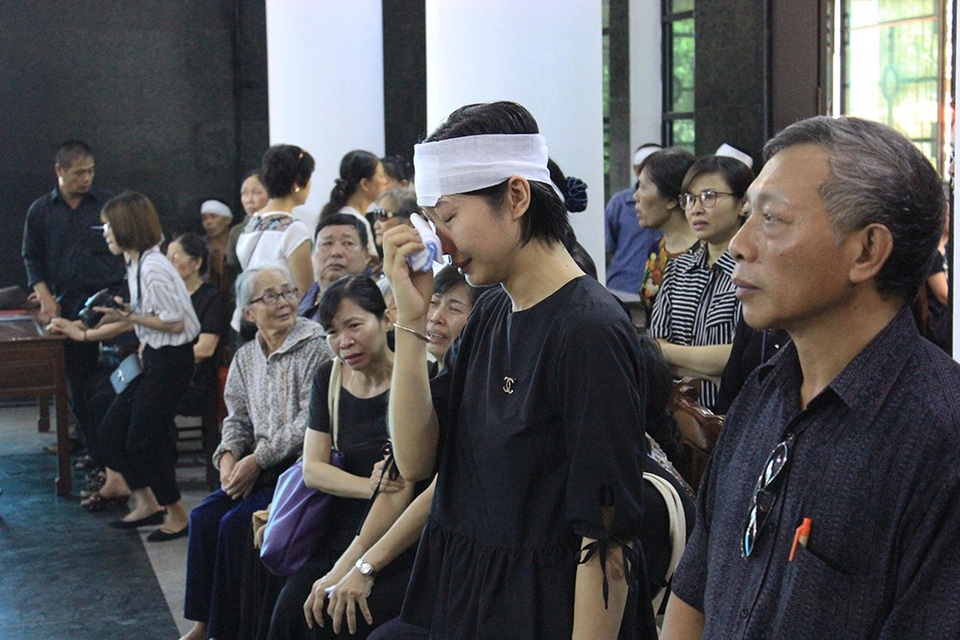 Chị Nguyễn Việt Nga - chị gái bé Vân Nhi không kìm được những giọt nước mắt trước khi tiễn đưa em gái bé nhỏ của mình về nơi an nghỉ.