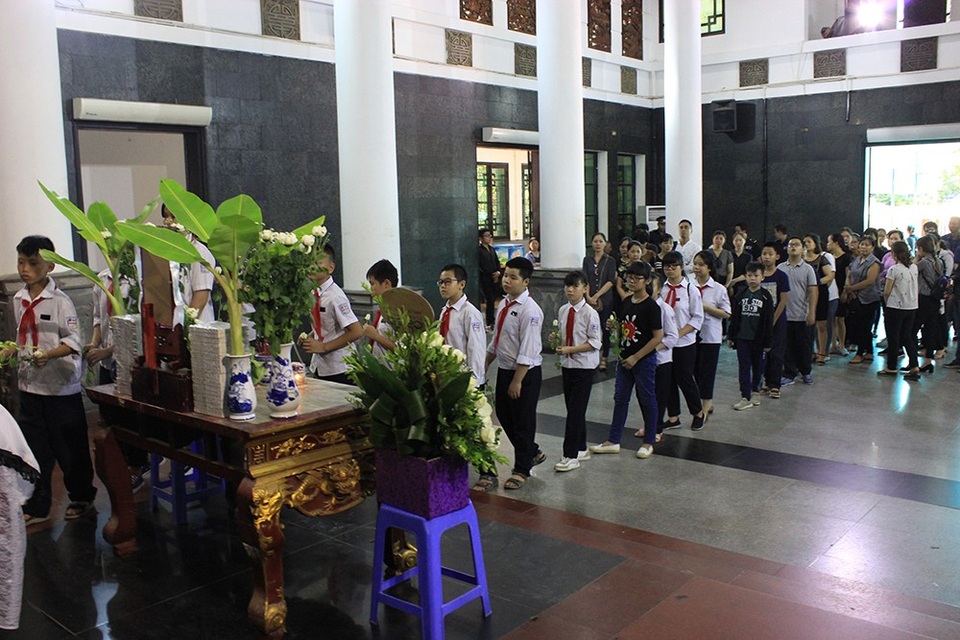 Những học sinh lớp 6A9 – Trường THCS Phan Chu Trinh tập trung gần như đông đủ tại nhà tang lễ Bệnh viện 354 để đưa tiễn cô bạn nhỏ cùng lớp