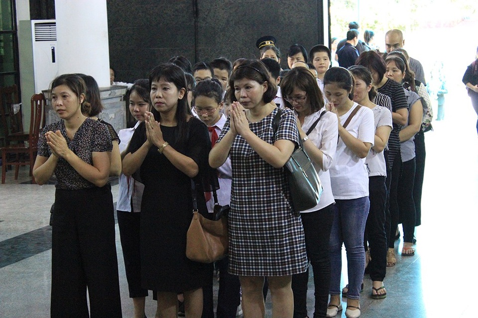 Hàng trăm người tiếc thương tiễn đưa cô bé hiến 2 giác mạc - 2