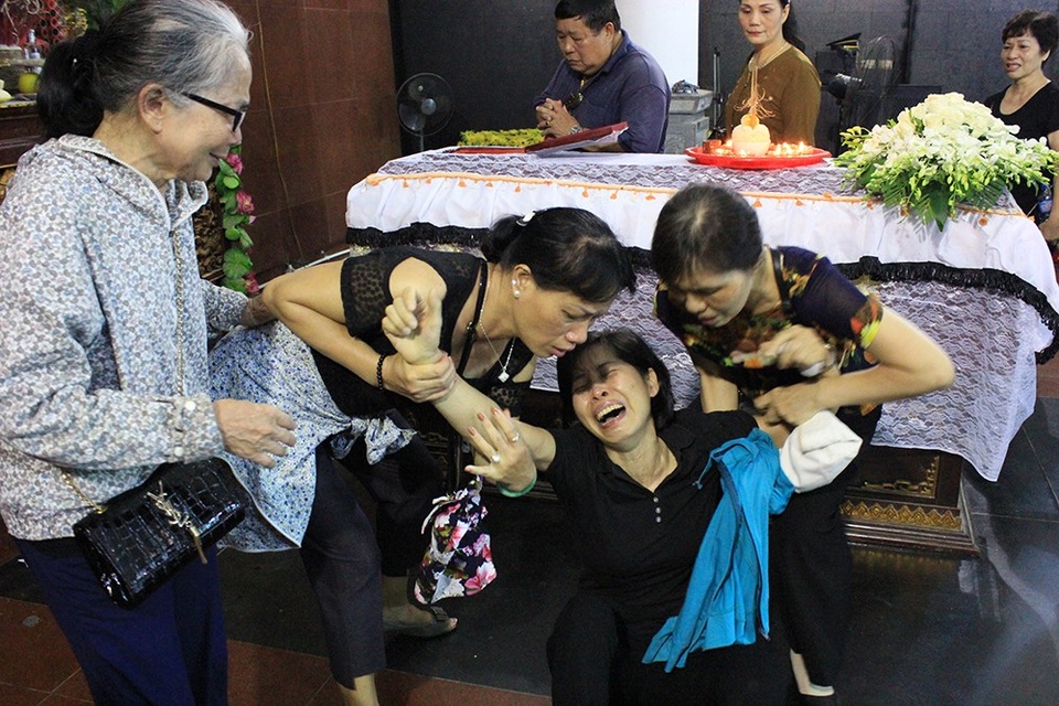 Trước linh cữu của con, chị Nguyễn Thị Hải Vân – mẹ bé Vân Nhi vốn kiên cường nhưng không ngăn được những giọt nước mắt nghẹn ngào, nức nở rồi ngã quỵ khi lần cuối cùng được nhìn mặt con gái.