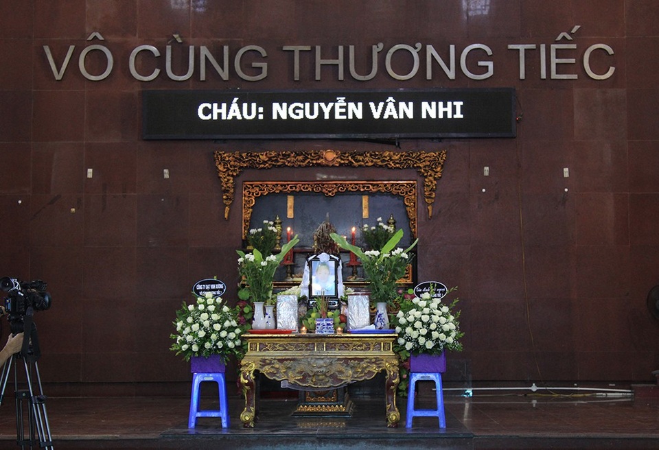 11h sáng nay tại Nhà tang lễ nhà tang lễ Bệnh viện 354 đã diễn ra lễ phúng viếng bé Nguyễn Vân Nhi - thiên thần nhỏ trước khi qua đời đã tình nguyện hiến tặng giác mạc của mình cho những bệnh nhân mù loà.