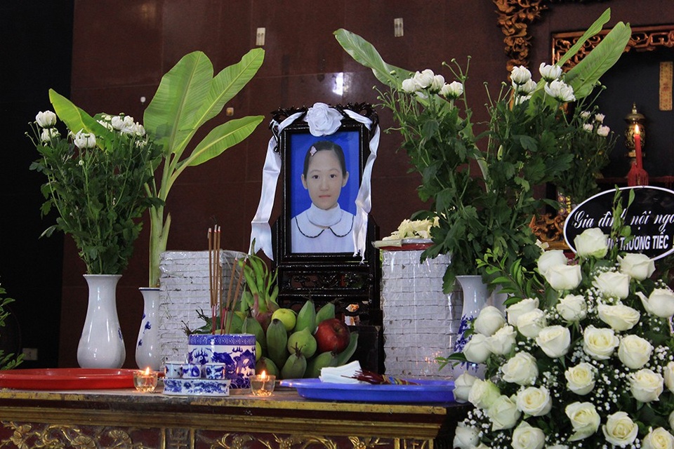 Gần trưa ngày 2/7, sau khi trút hơi thở cuối cùng tại BV Nhi Trung ương, gia đình của bé Nguyễn Vân Nhi (12 tuổi, Ngọc Khánh, Hà Nội) đã thực hiện ước nguyện của cô bé, hiến giác mạc để tặng những bệnh nhân mù lòa.