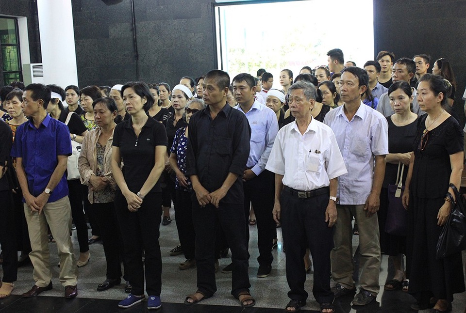 Mặc dù dưới cái nắng nóng oi bức nhưng đã có rất đông người dân cùng bạn bè bé Vân Nhi đến cùng chia buồn với gia đình.