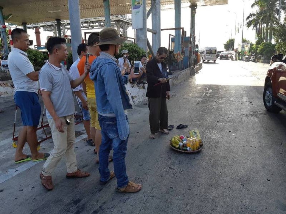 BOT Tân Đệ: Cứ có người phản đối là xả trạm - 2
Một người đàn ông mang cả mâm hoa quả ra trước trạm thắp hương, quỳ lạy, khấn vái.