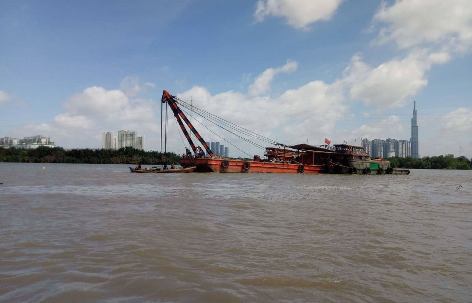 Trục vớt sà lan, lặn tìm 2 người mất tích trên sông Sài Gòn - 1 Sà lan tiếp cận hiện trường tiến hành lên phương án trục vớt