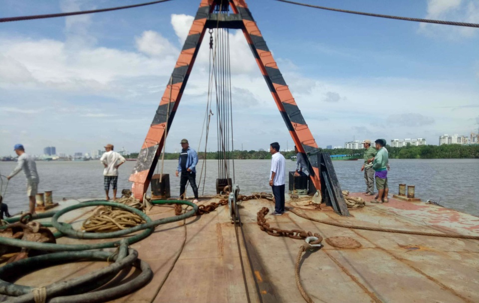 Trục vớt sà lan, lặn tìm 2 người mất tích trên sông Sài Gòn - 2 Các đơn vị liên quan đang lên phương án trục vớt phương tiện bị chìm