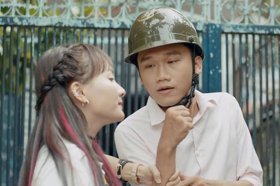 “Mr Cần Trô” Xuân Nghị và những vai phụ “nổi” hơn vai chính trong phim Việt - 2 Vai chàng cảnh sát giao thông- Mr Cần Trô đang gây bão mạng của Xuân Nghị.