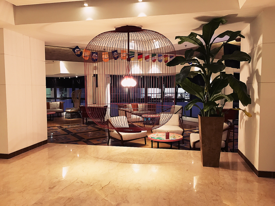 
Tại Penang có rất nhiều khách sạn từ bình dân tới cao cấp để du khách lựa chọn cho kỳ nghỉ của mình. Nếu bạn muốn tìm một khách sạn yên tĩnh, có khu vui chơi dành cho trẻ em, gần bờ biển, phục vụ nhiều món ăn Penang ngon miệng thì DoubleTree Resort là một trong các gợi ý. Giá phòng tại đây khoảng 3,5 - 6 triệu VNĐ/đêm.
