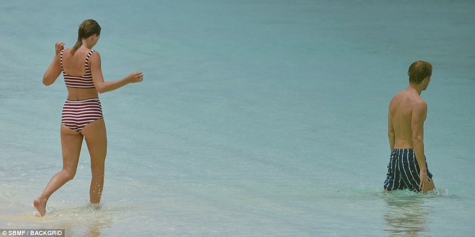 Taylor Swift đi nghỉ mát cùng bạn trai - 1
Taylor Swift và bạn trai Joe Alwyn đang đi nghỉ mát cùng nhau tại Turks and Caicos