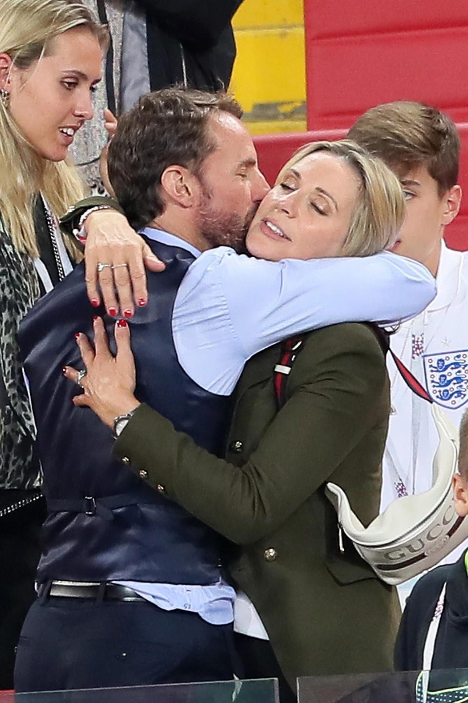 Chuyện tình đẹp của huấn luyện viên hấp dẫn nhất World Cup - 1 Ông Gareth Southgate gặp lại vợ con sau trận thắng của tuyển Anh trước tuyển Colombia ở vòng 16 World Cup