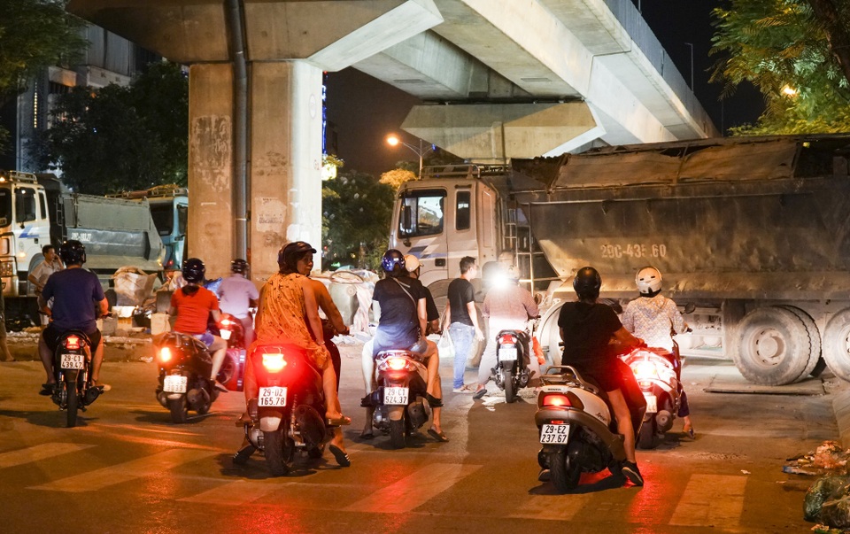 Hà Nội: Xe tải "vượt" biển cấm, dân khốn khổ vì bão bụi - 2
Một xe tải mang biển kiểm soát Hà Nội chở theo vật liệu đất được che chắn sơ sài, “nghênh ngang” chắn ngang đường của người tham gia giao thông.