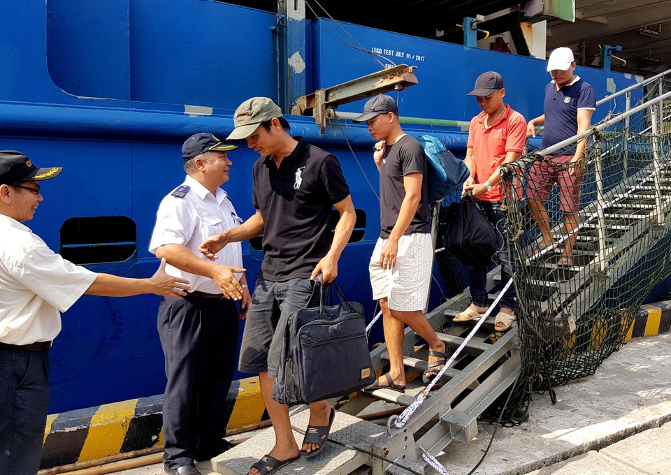 9 thuyền viên con tàu bị vỡ trên biển đã cập bến an toàn - 3 Các thuyền viên xuống cảng Chu Lai – Trường Hải