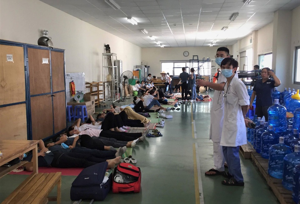 Vụ hơn 50 công nhân nhập viện: Do dân phun thuốc trừ sâu!? - 2 Công nhân cho biết họ hít phải khí là mùi như khí gas dẫn đến choáng, ngất (ảnh CTV)