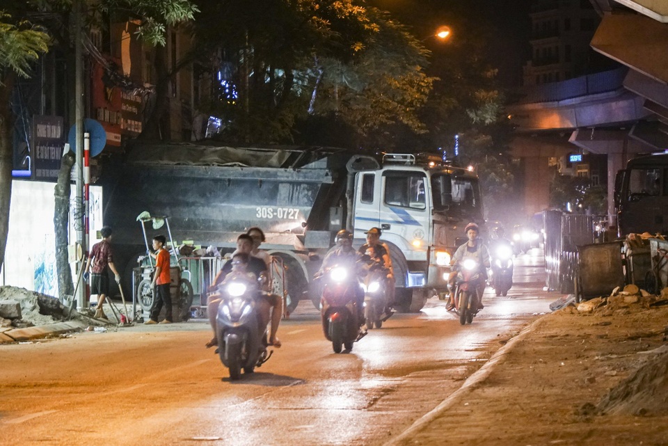 Hà Nội: Xe tải "vượt" biển cấm, dân khốn khổ vì bão bụi - 4 Người dân tham gia giao thông nơi đây thường xuyên bị chèn ép bởi những xe tải trọng lớn chạy phăm phăm trên đường.