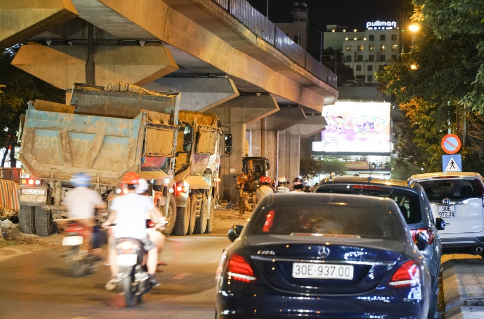 Hà Nội: Xe tải "vượt" biển cấm, dân khốn khổ vì bão bụi - 5
Những chiếc xe đậu đỗ tại đường Hào Nam chờ giờ vào công trình.