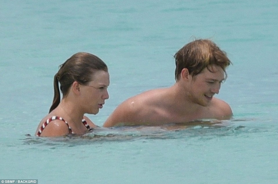 Taylor Swift đi nghỉ mát cùng bạn trai - 6
Sau nhiều mối tình tan vỡ, Taylor Swift giờ càng kín tiếng hơn bao giờ hết