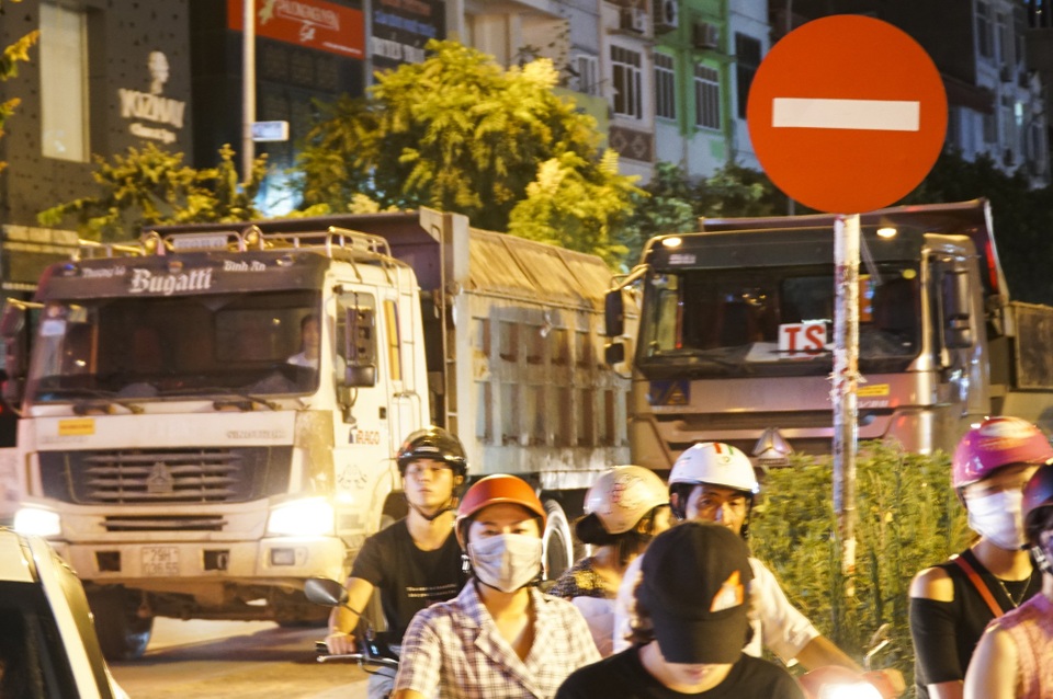 Hà Nội: Xe tải "vượt" biển cấm, dân khốn khổ vì bão bụi - 8
Thực tế việc xử lý xe tải hoạt động sai giờ, đi vào đường cấm là một nhiệm vụ được Phòng PC 67 Công an thành phố Hà Nội triển khai từ lâu. Tuy nhiên, nhiều đơn vị, cá nhân là chủ xe tải vẫn bất chấp lệnh cấm cho phương tiện của mình đi vào các tuyến đường, tuyến phố bị cấm gây mất an toàn giao thông.