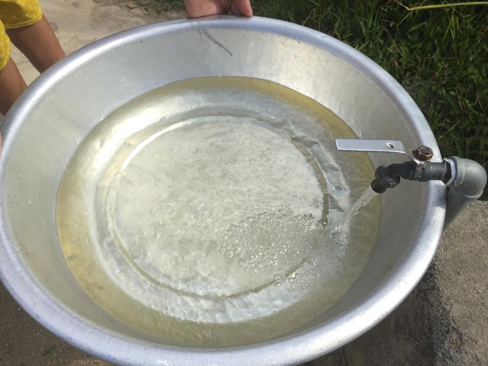 Hai nhà máy nước 14 tỷ đồng chỉ dùng để... tưới rau - 2 Nước từ hai nhà máy này đều có màu đục vàng và có mùi hôi rất khó chịu