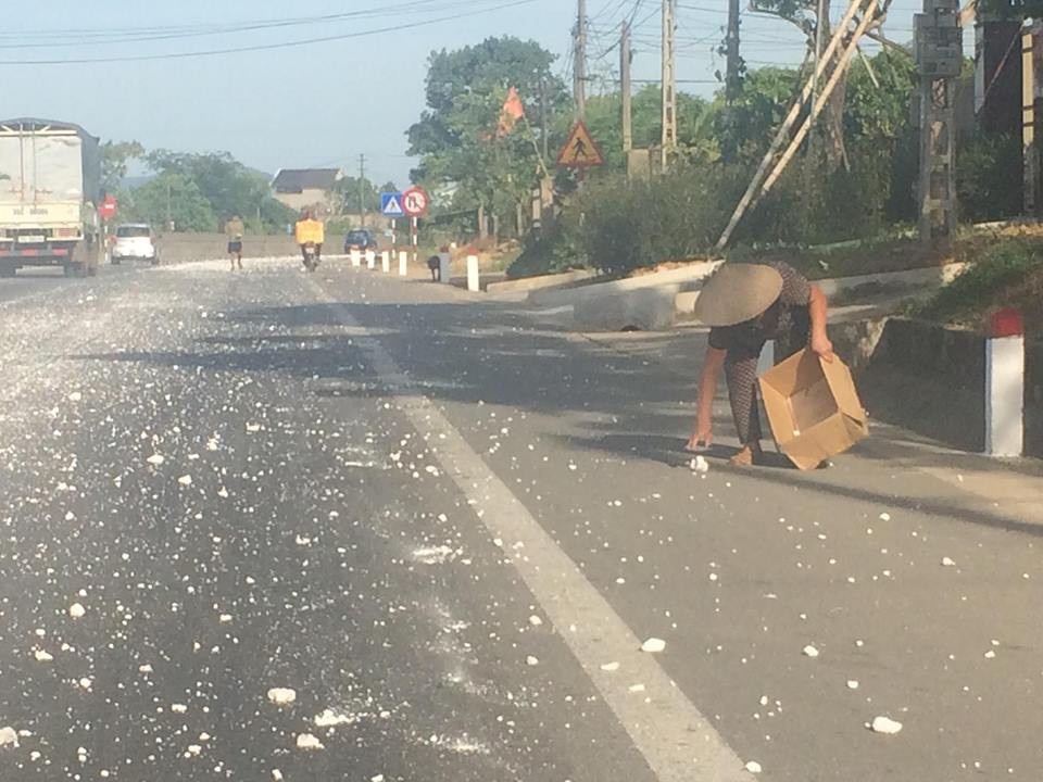 Truy tìm chiếc xe gây “mưa đá” trên quốc lộ 1A - 3 
Người dân phải nhặt những cục đá to để tránh nguy hiểm cho người đi đường