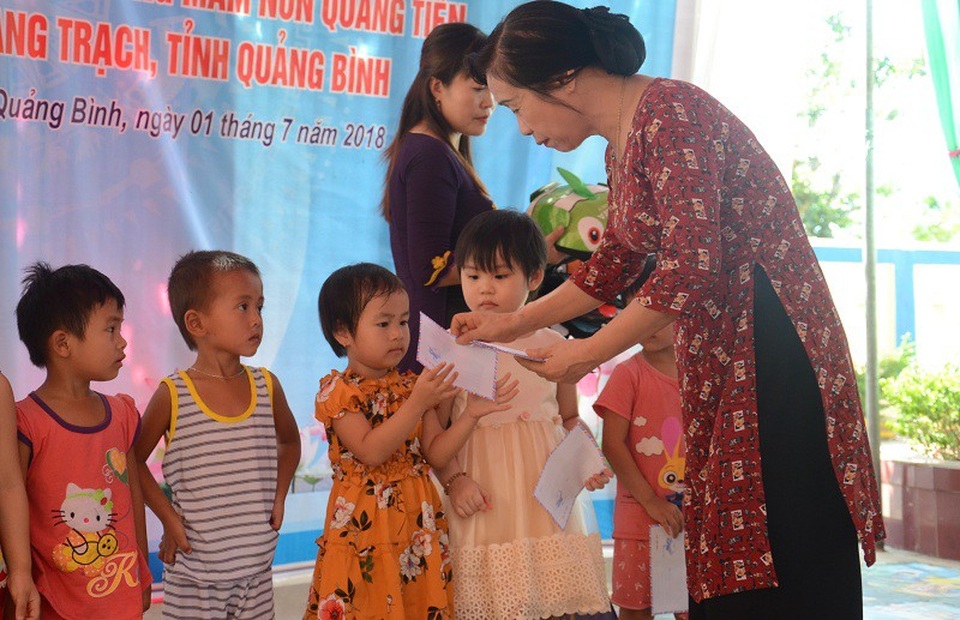 6 tháng đầu năm, Hội Khuyến học Quảng Bình vận động được hơn 21 tỷ đồng - 2 Bà Phạm Thị Bích Lựa, Chủ tịch Hội Khuyến học tỉnh Quảng Bình trao học bổng của Báo Dân trí cho các em học sinh Trường Mầm non Quảng Tiến trong dịp khánh thành phòng học Dân trí tại ngôi trường này