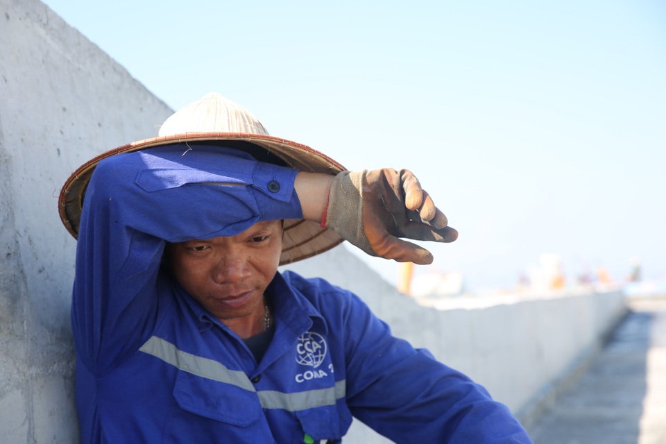 Công nhân miệt mài "chạy đua" tiến độ trên mặt đường như chảo lửa - 8 Mỗ hôi ướt đẫm áo