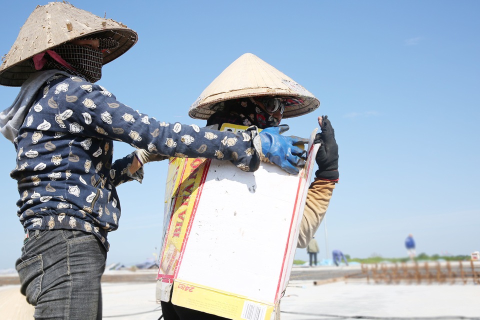 Công nhân miệt mài "chạy đua" tiến độ trên mặt đường như chảo lửa - 11 Chị em công nhân nghĩ ra nhiều cách chống nắng