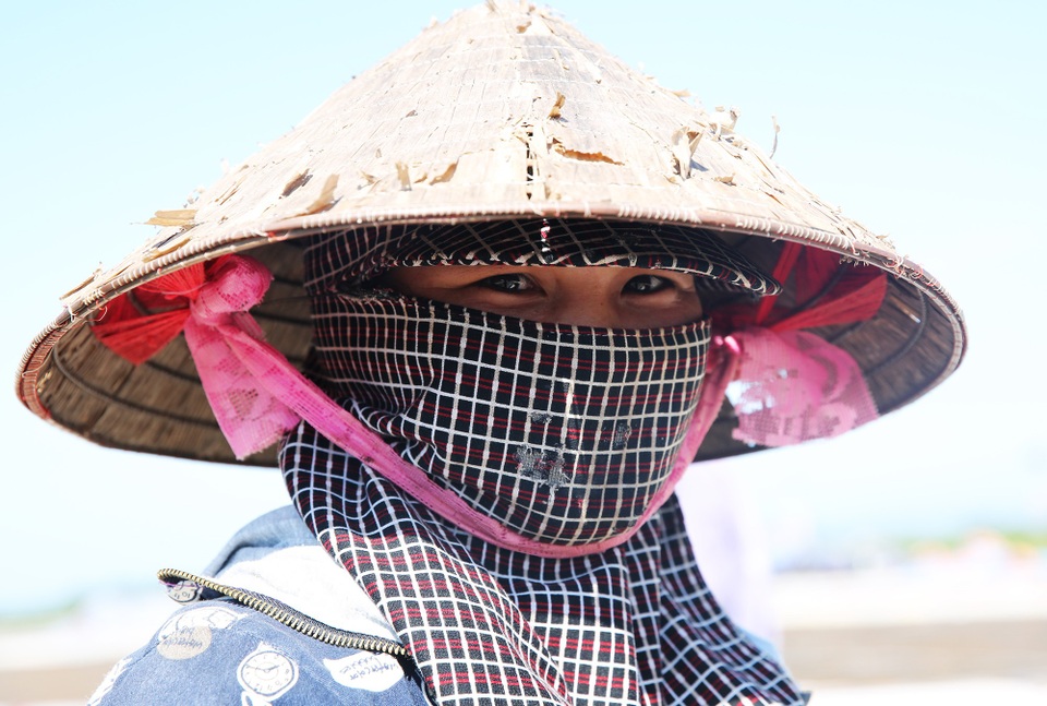 Công nhân miệt mài "chạy đua" tiến độ trên mặt đường như chảo lửa - 12 Dù bịt kín những vẫn dễ nhận thấy nụ cười của nữ công nhân này trên công trường nắng nóng