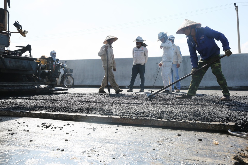 Công nhân miệt mài "chạy đua" tiến độ trên mặt đường như chảo lửa - 5 Thảm nhựa trong nhiệt độ lên tới 40oC