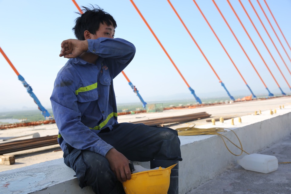 Công nhân miệt mài "chạy đua" tiến độ trên mặt đường như chảo lửa - 9 Để đảm bảo sức khỏe, các công nhân cứ 30 phút lại thay ca nhau để nghỉ và tiếp nước