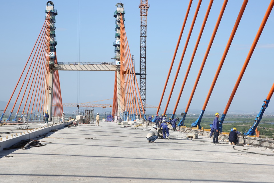 Công nhân miệt mài "chạy đua" tiến độ trên mặt đường như chảo lửa - 1 Hàng trăm công nhân đang chạy đua cùng nắng nóng trên các công trình