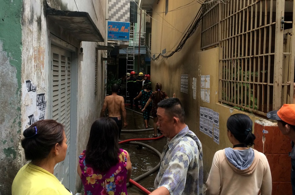 Ngôi nhà cháy nằm trong con hẻm nhỏ, khó tiếp cận