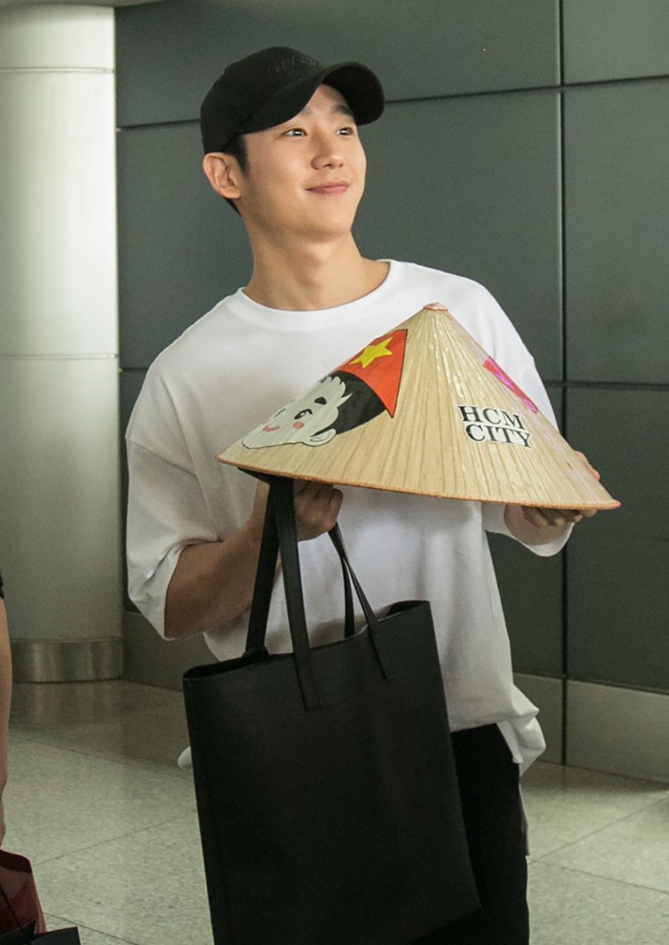 Nam chính "Chị đẹp mua cơm cho tôi" đội nón lá khi xuất hiện tại sân bay - 6 “Jung Hae In Fan Meeting with V Live” tại Việt Nam nằm trong chuỗi sự kiện gặp gỡ fan của nam diễn viên. Buổi gặp gỡ fan Việt Nam sẽ diễn ra vào tối ngày 7/7.