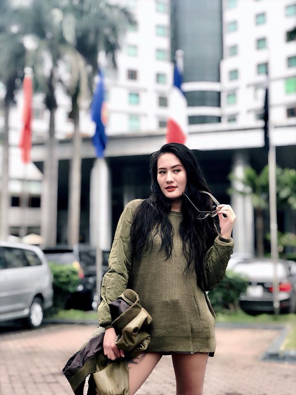 Chụp ảnh selfie giữa trời mưa, cô gái bị dân mạng chế giễu - 4